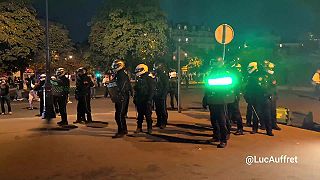 video Macronova nová polícia so stroboskopmi na štítoch dezorientuje protestujúcich
