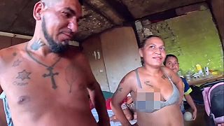 video Muž z rómskej osady Svinia zaviedol Denisa do chatrče a ukázal mu, ako tam žijú