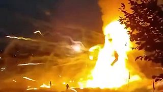 video Festival Dussehra v Indii: Ohňostroj vystrelil do davu a spôsobil paniku