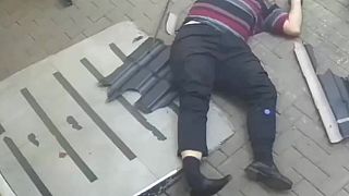 video Muž zomrel po páde z 3. poschodia pri pokuse zachrániť mačiatko (drsné)