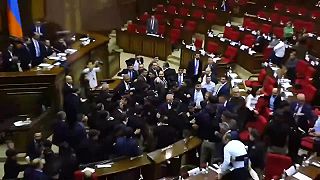 video Rokovanie arménskeho parlamentu sa zmenilo na bitku medzi poslancami