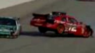 NASCAR: Auto lietalo vzduchom