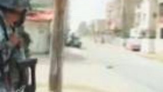 Sniper strieľa na Humvee