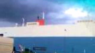 "menšia" loď v nemeckom prístave Bremerhaven