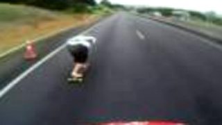 Longboarding v Bombay Hills - Nový Zéland