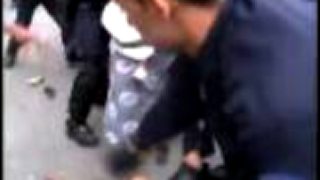 Francúzska polícia vs. africké ženy