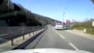Autobus nabúral do auta