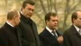 Aj politikov unavujú dlhé oslavy, tak vymýšľajú