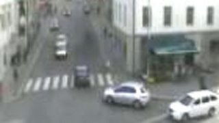 Autom zrazená školáčka zostala bez pomoci