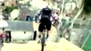 Downhill bike race v Brazílii