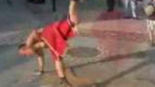 Kartónový breakdancer