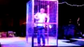 Adam Savage sa hrá s elektrinou