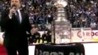 Zdeno Chára dvíha nad hlavu Stanley Cup