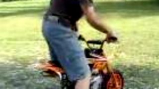 Hned mozete vidiet ako huci motorka minicross KXD .JE to dobre v