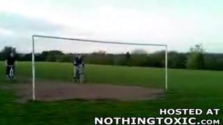Bránka vs. bicykel