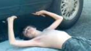 12 ročný chlapec dvíha auto