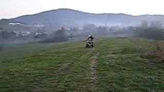 Mladý jazdec na štvorkolke