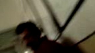 Cigan spieva za drobne na stanici