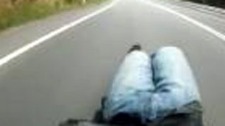Nepozná strach street luge.
