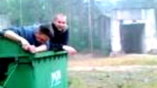 Chlapci předvedli jízdu v popelnici