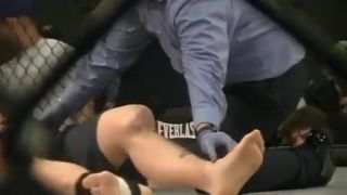 Nepríjemné zranenie počas MMA zápasu