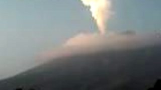 Sopka Popocatépetl znova chŕli popol