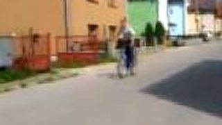 Machaer v skakani na bicykli