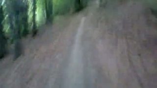 Jazda na motorke cez les
