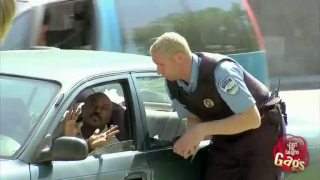 Policajt trúbi na ženy