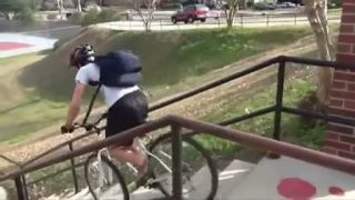 Na bicykli dolu schodmi