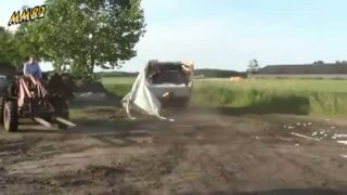 Parta blbcov demoluje karavan