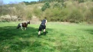 Opitý nahána kona