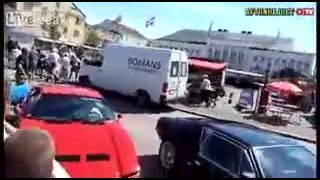 
Vodič športové vozidla vošiel do skupinky ľudí