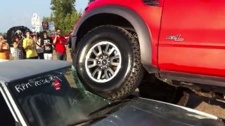 Veľký Ford Raptor vs malá Toyota