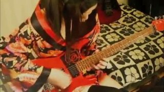 Shotaro Nakamura, japonka s gitarou