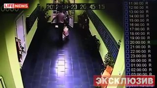 Vyhodila synov z balkóna