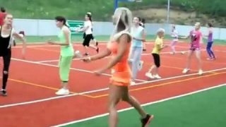 Sexi Romana precvičuje zumbu.
