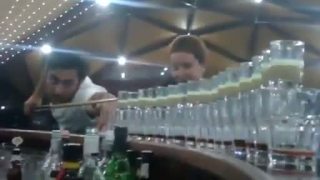 Barman si zahral biliard