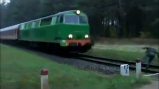 Somár prebieha cez koľaje na poslednú chvíľku