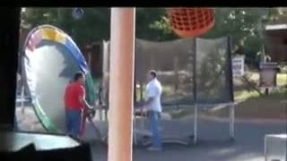 Bitka policajtov a majiteľa trampolíny