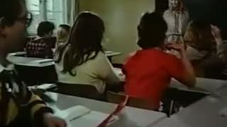 Spolužiak vyzliekol spoluziacku.