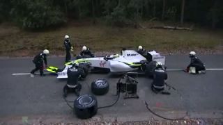 Medveď zaútočil na mechanikov F1