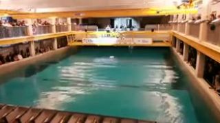 Tvorba hudby pomocou vĺn v bazéne