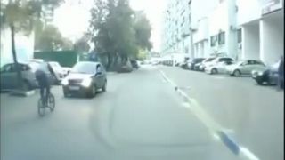 Idiot na BMX-e chcel preskočiť idúce auto