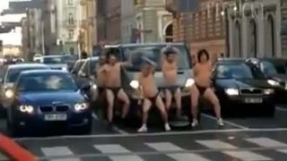 Herci z českej Partičky tancovali nahí na pražskej magistrá