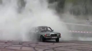 Driftovanie staršieho Mercedesu