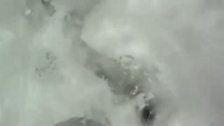Snowborďák pod snehom