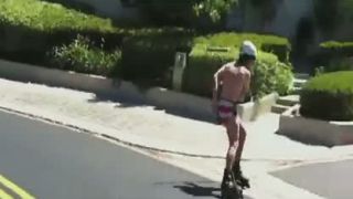 Na korčuliach bez oblečenia.