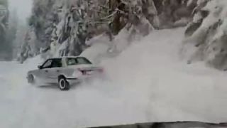 Driftovanie s BMW na snehu v Alpách