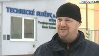 Smetiar si v rómskej osade postavil 13pokojový dom